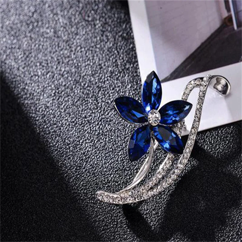 

Fashion Brand New Luxury Stone Crystal Flower Brooches Pins Newest Cute Fashionable Five Leaf Girls Brooches Classic Women Alloy