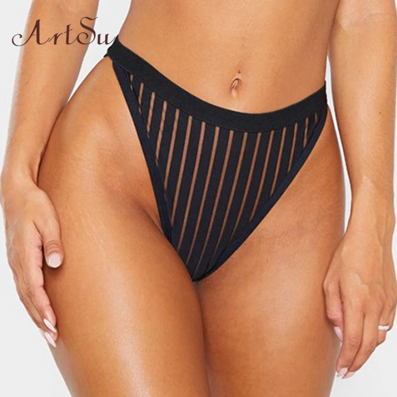 Комплект женского кружевного нижнего белья из бюстгальтера и