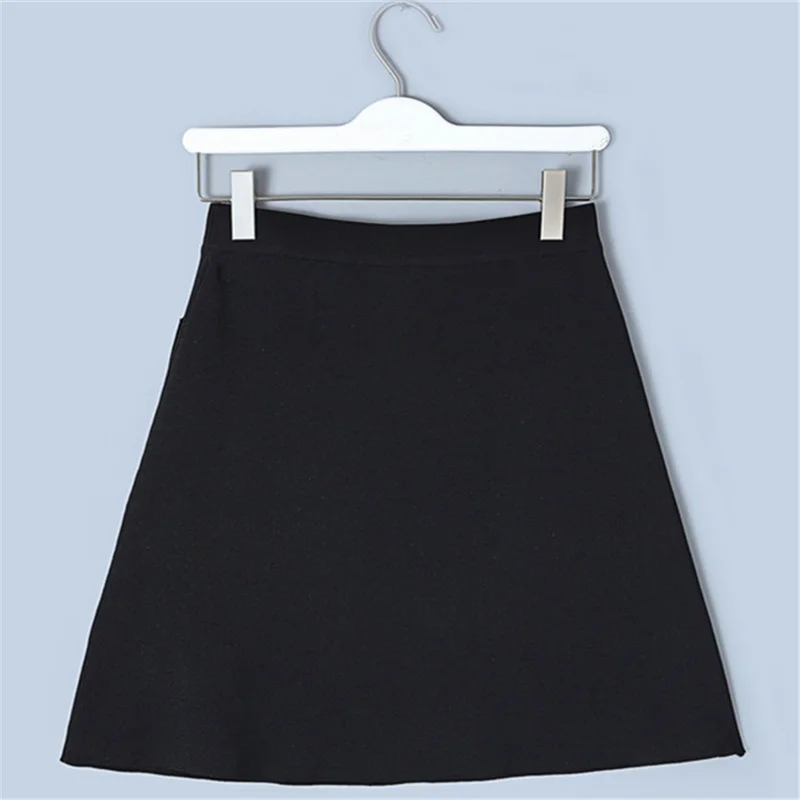 Женская мини-юбка с высокой талией украшенная стразами и бисером карманами