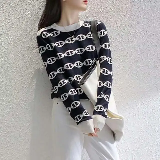 

2021 new shoulder metal button round neck T-shirt autumn and winter women's bottom coat