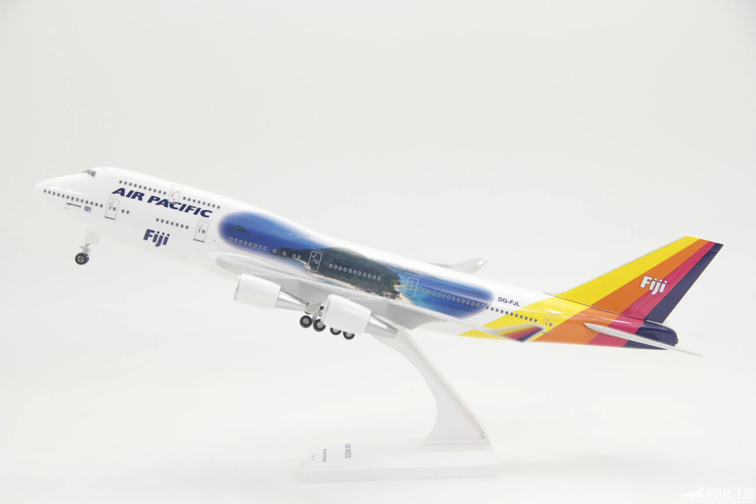

1:200 ABS Assembled Aircraft Model Boeing 747-400 Fiji Pacific Airlines with Landing Gear Airplane Model Toys for Children Adult