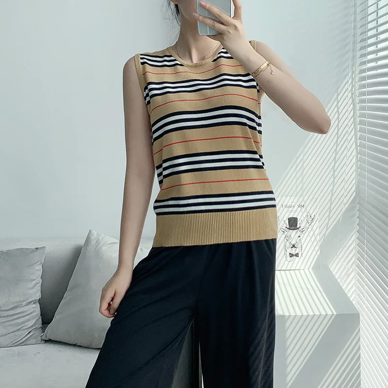 Женский трикотажный жилет полосатый без рукавов с круглым вырезом на бретельках