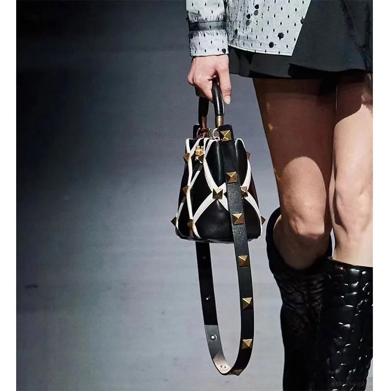 

2021 new embroidery bucket bag ladies handbag leather lambskin soft quality fashion shoulder bag luxury design rivet chain bag