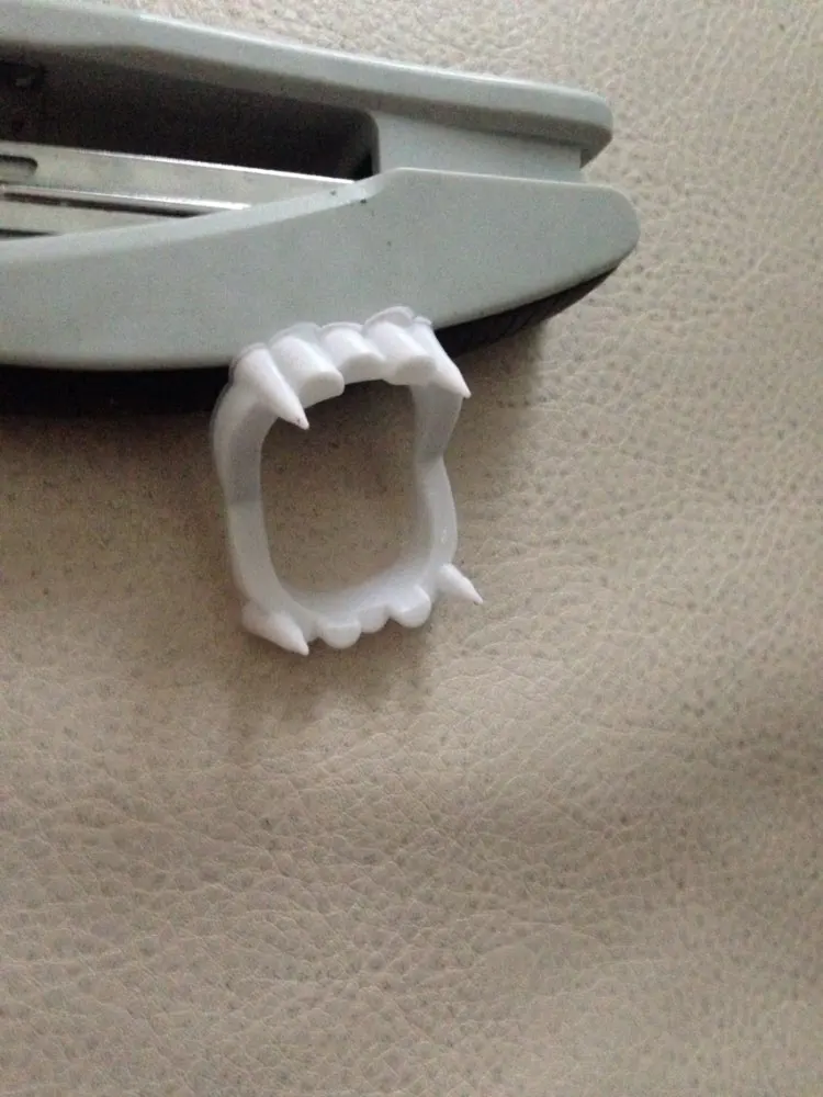 1 шт. Новая игрушка вампира настоящая для Хэллоуина вечерние Опора Маскарад