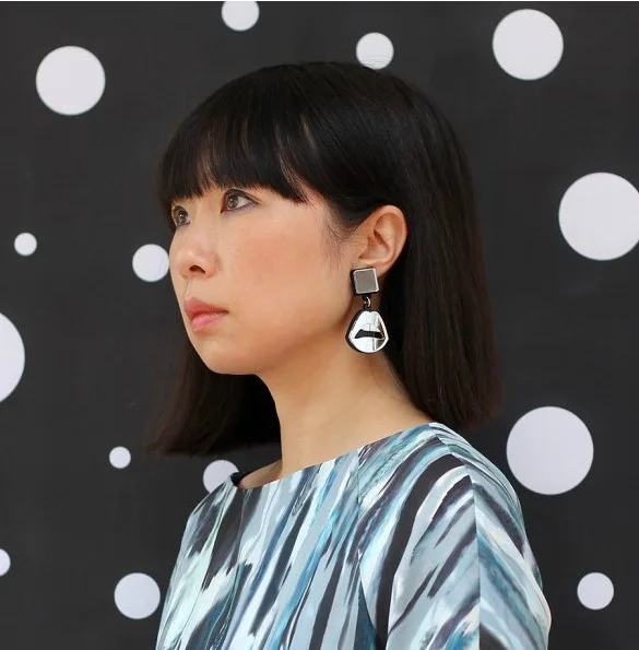 Женские акриловые серьги-капельки серебристого цвета с зеркальными губами |