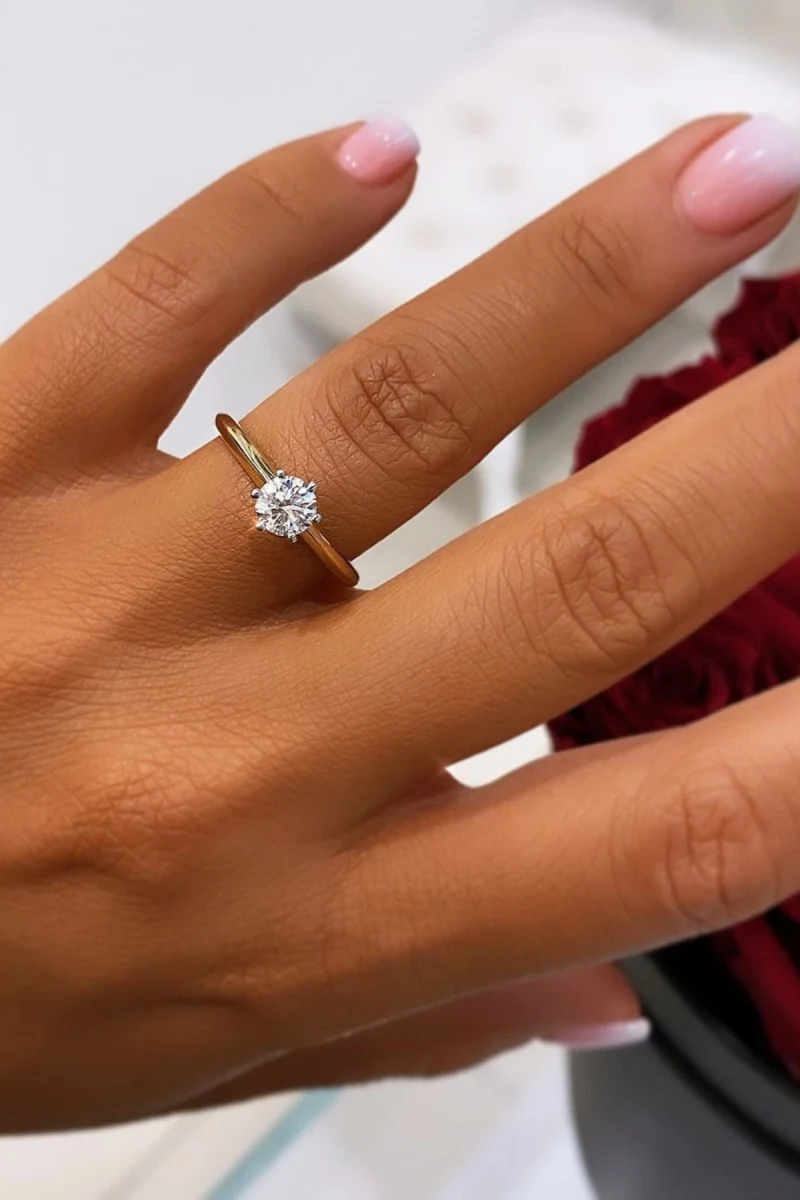 

Кольцо для помолвки с кристаллами и бриллиантами из циркония 0,50 карат