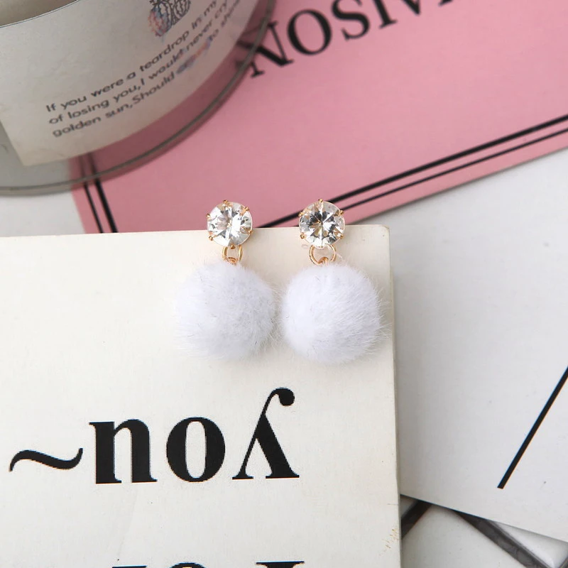 

FSUNION 2020 New Temperament Short Paragraph Earrings Wild Simple Hair Ball Female Models Earrings For Woemn