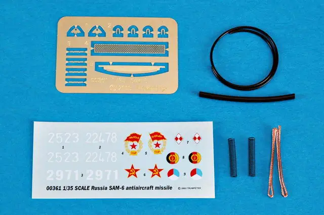 Сборная модель боевого бронированного автомобиля Военно-воздушной обороны России Модерн-6 с ракетами земля-воздух 1:35 Система САМ.