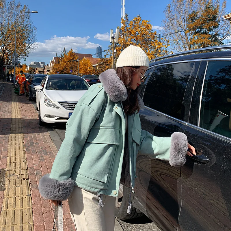 Женская короткая парка с воротником из искусственного лисьего меха модная