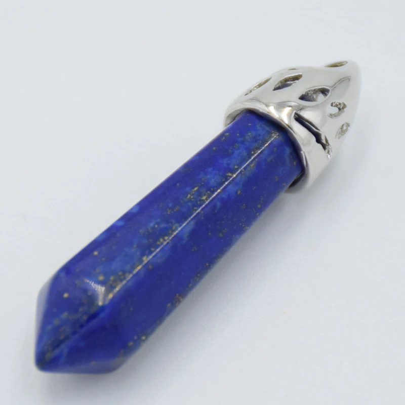 Гексагональная колонна из натурального камня с украшением в виде кристаллов