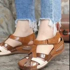 2021 новые летние женские сандалии, модные повседневные сандалии на танкетке Baotou, мужская обувь из искусственной кожи на низком каблуке в римском стиле