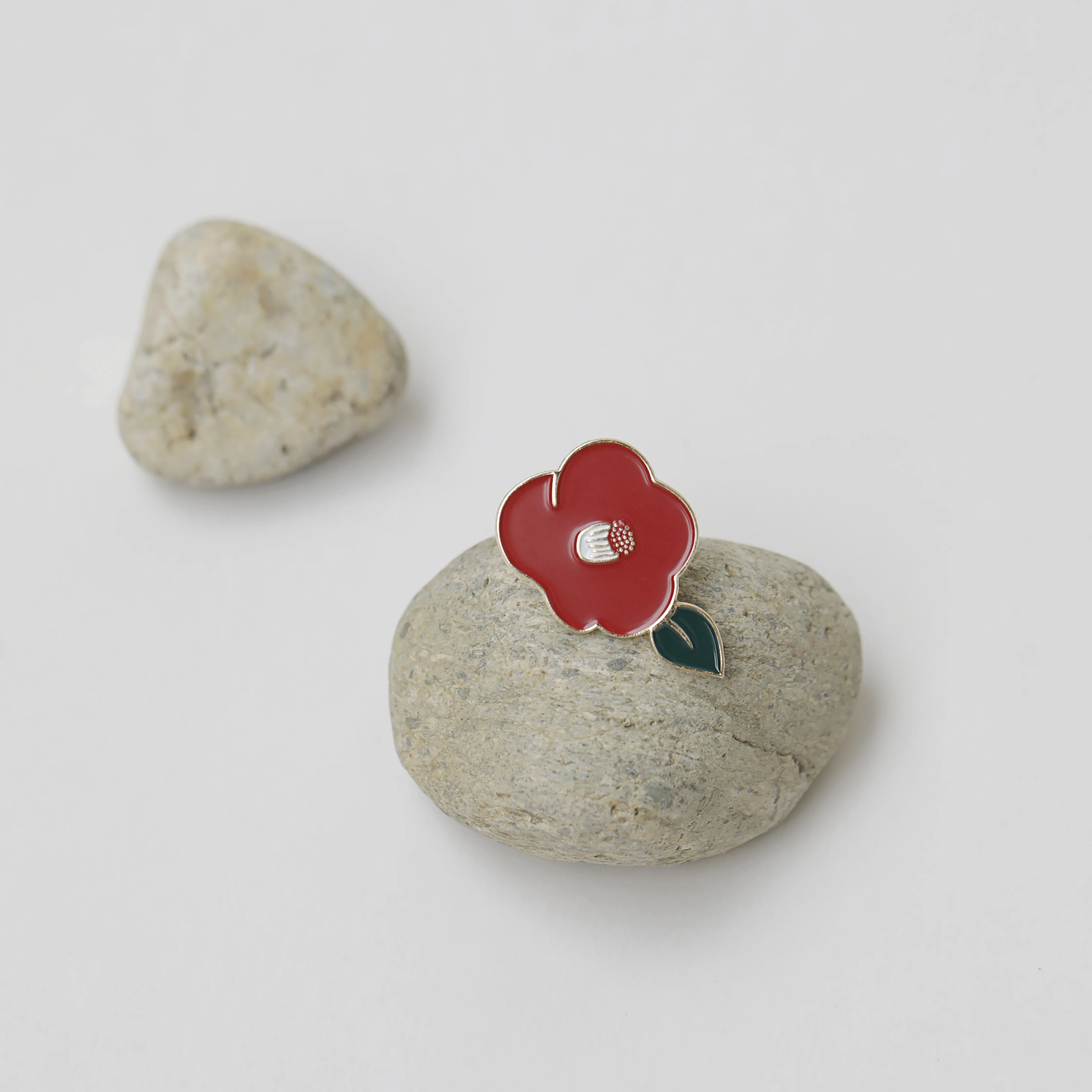 

Early Summer Camellia Brooch Flower Decoration Design