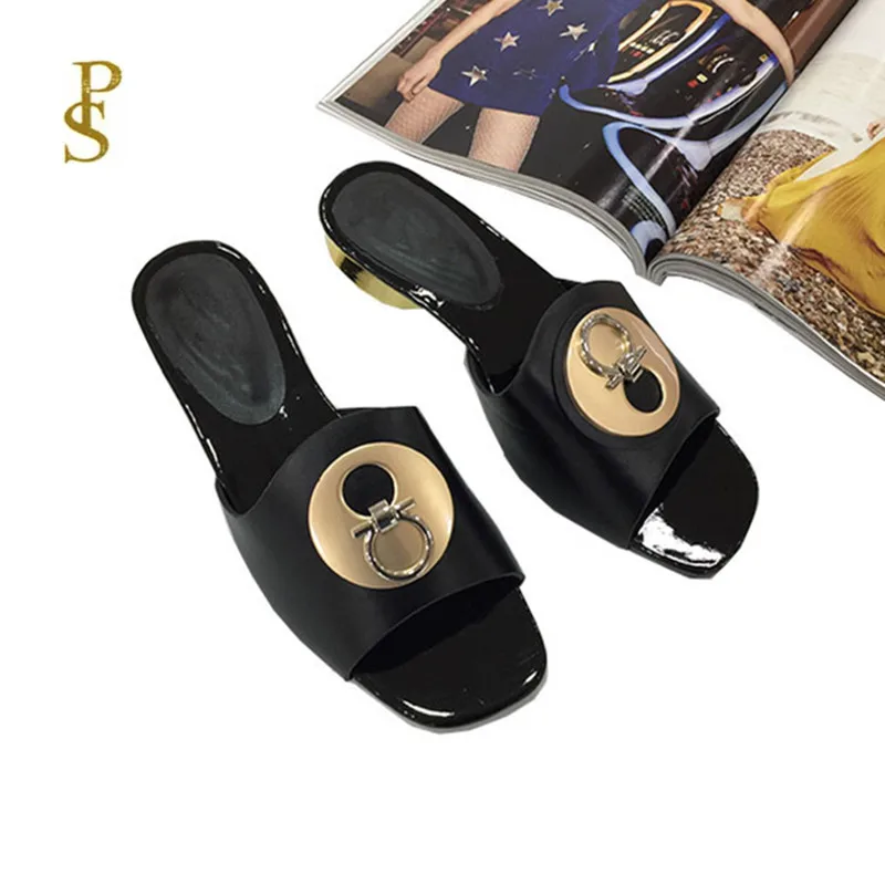 Женские шлепанцы на низком каблуке стильные с металлическими пуговицами для