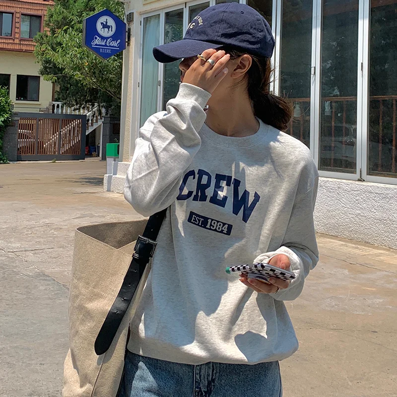 

Серый женский свободный тонкий свитер с круглым вырезом