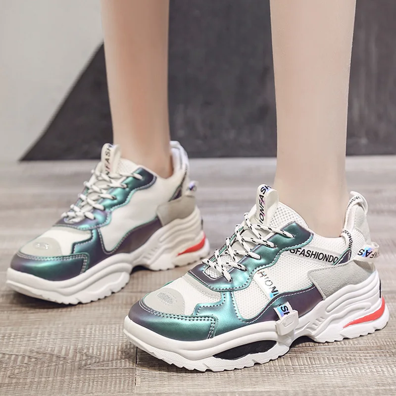 Модные женские кроссовки из вулканизированной ткани смешанных цветов на плоской