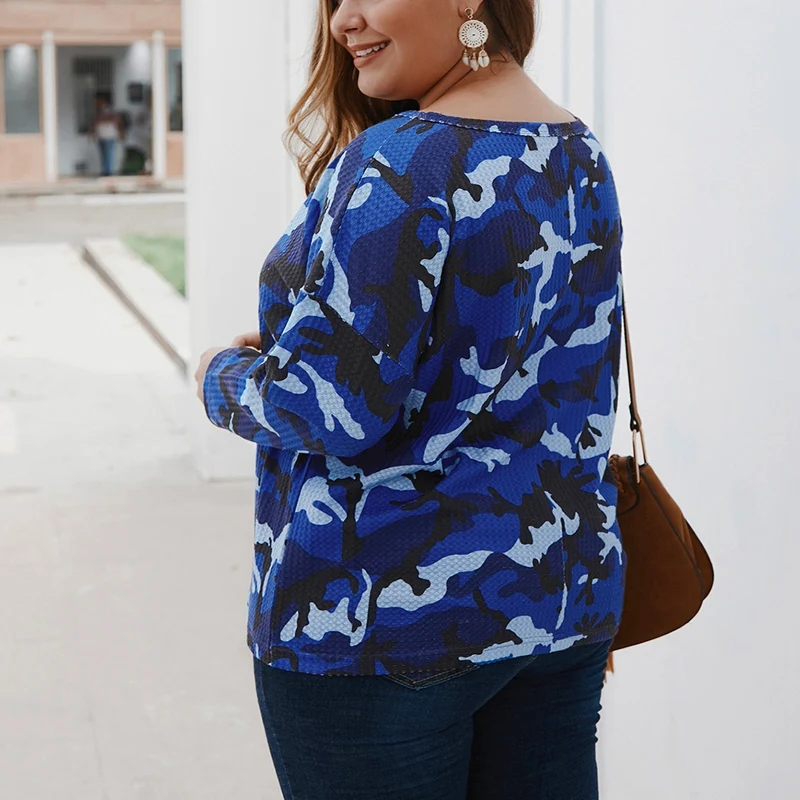 Женская камуфляжная футболка с длинным рукавом круглым вырезом и леопардовым