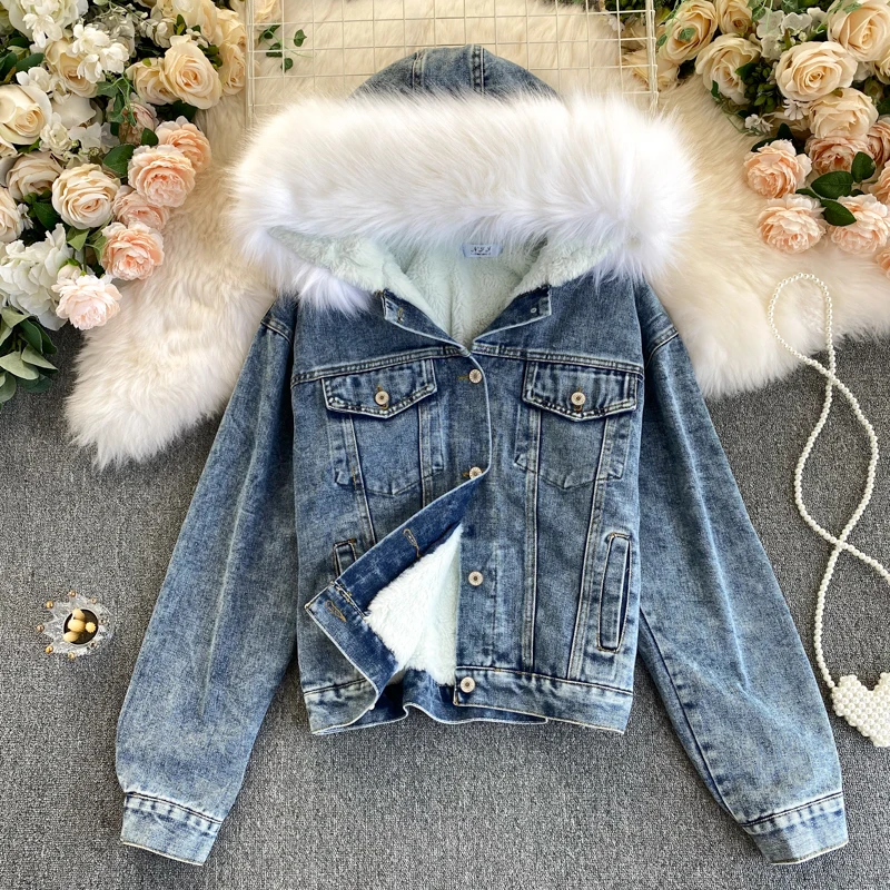 

Coats & Jackets
