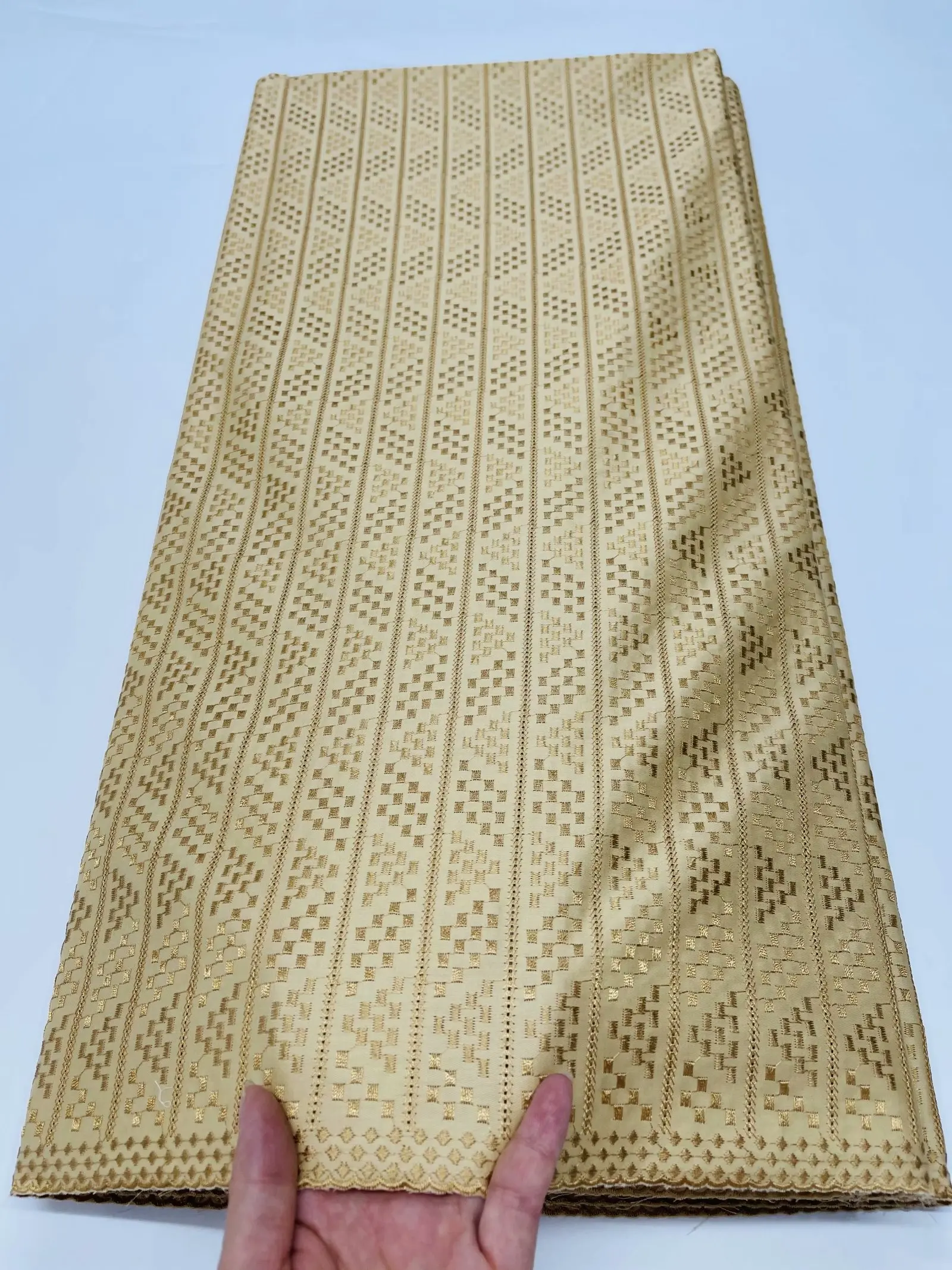 

В нигерийском стиле, состоящий из выпуклых кружевных элементов фоласаду самая популярная плотная золото Польский хлопкового кружева для м...