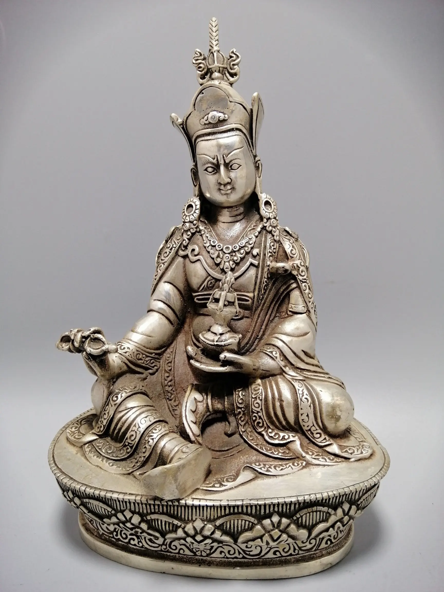 

Древний Чистый медный латунный посеребренный Лотос арахисовый мастер Наденьте на алмаз хранитель Дома Божьего, чтобы поклоняться городскому дому и палате