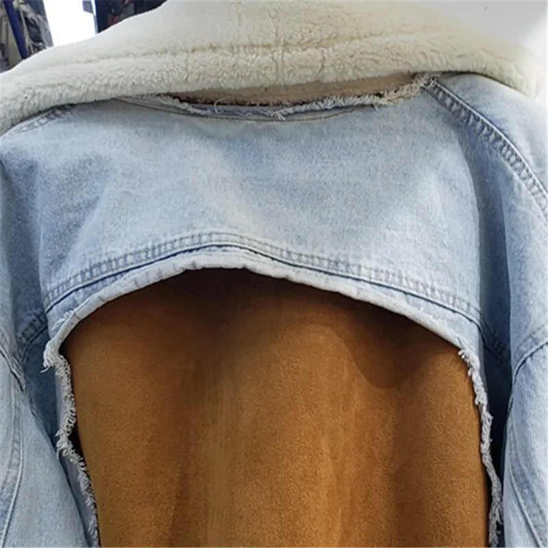 Женская джинсовая куртка зимняя короткая из овечьей шерсти свободного кроя с