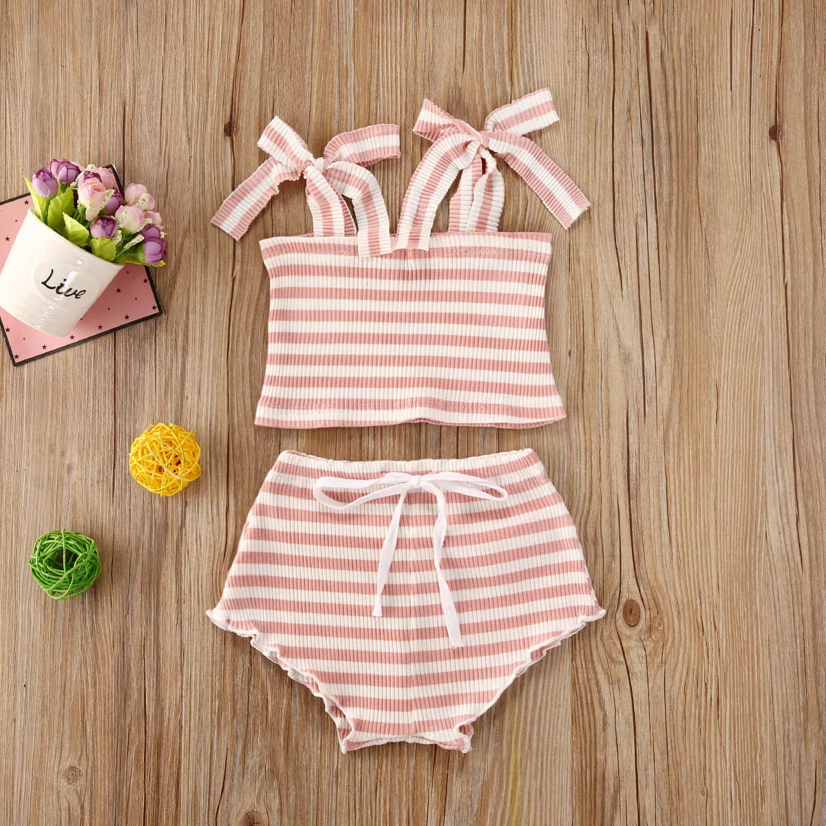 Вязаный комплект для малышей топ на бретелях с завязкой и завышенной талией