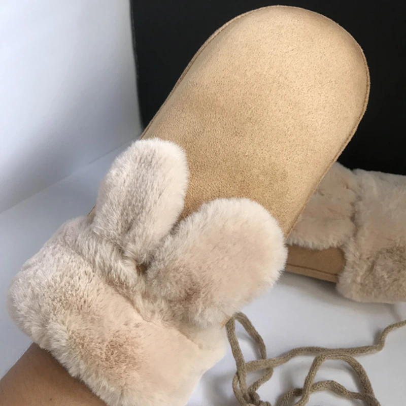 Перчатки однотонные утепленные с лямкой на шее зимние теплые мягкие уютные