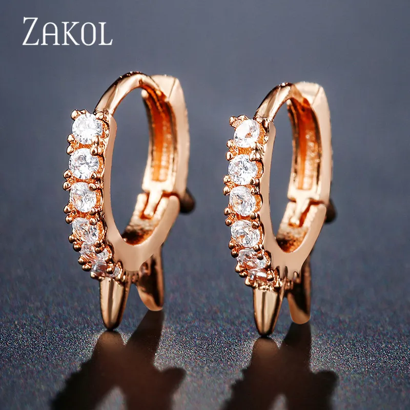 Стильные легкие маленькие открытые серьги-кольца с заклепками и кубическим