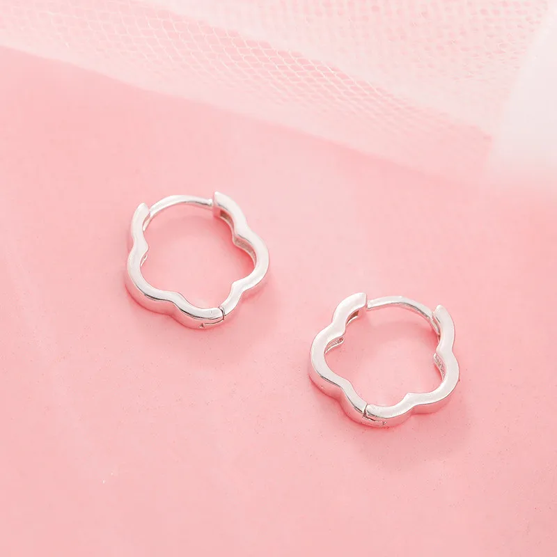 

OBEAR Siver Plated Hollow Five-petal Flower Sweet Hoop Earrings Women Simple Anti Allergic Earrings Cute Girls Gift