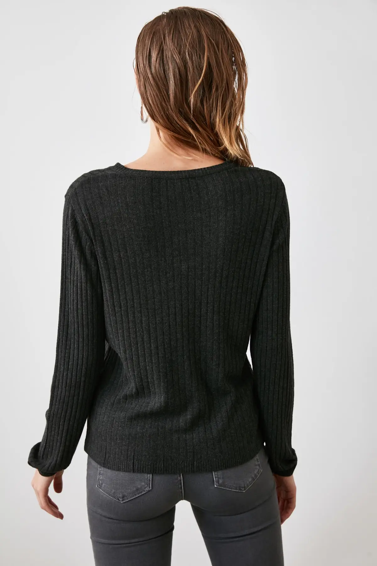 

Trendyol V Collar Knitwear Sweater TWOAW21KZ1328