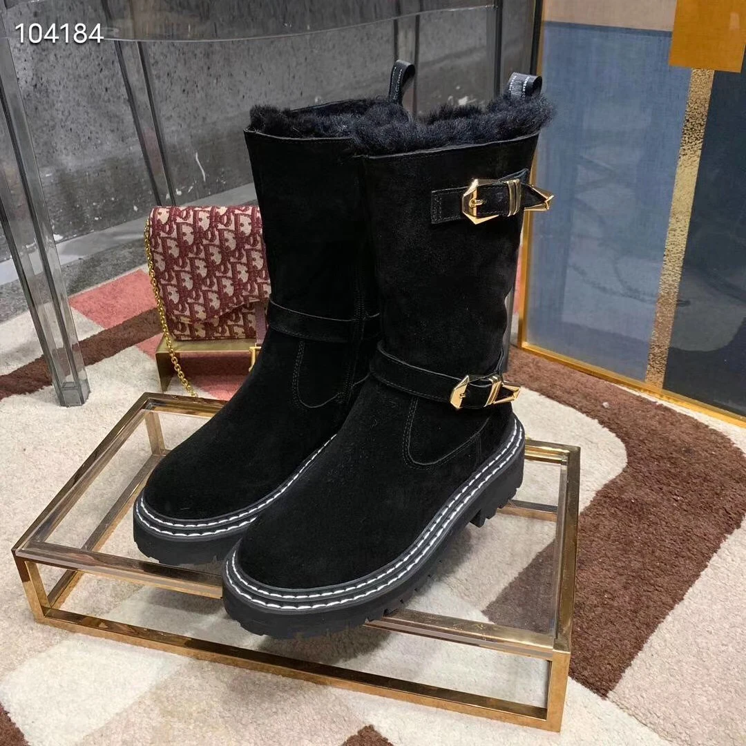 

With LOGO The New fashion Non-slip booties Fabric cow suede Inside, the feet are all wool Wear-resistant non-slip rubber outsole