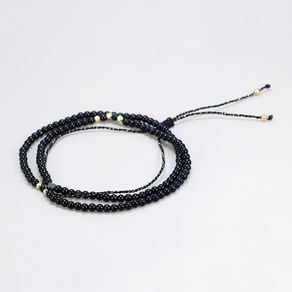 Женский многослойный браслет с бусинами и крестиком из красных нитей