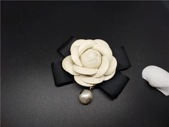 IN Stock Female All Match Charm Camellia Flower Brooch Quality Leather Black&White&Rose&Mix Cloth Bow Pearl Women Diy Brooches - Окраска металла: beige
