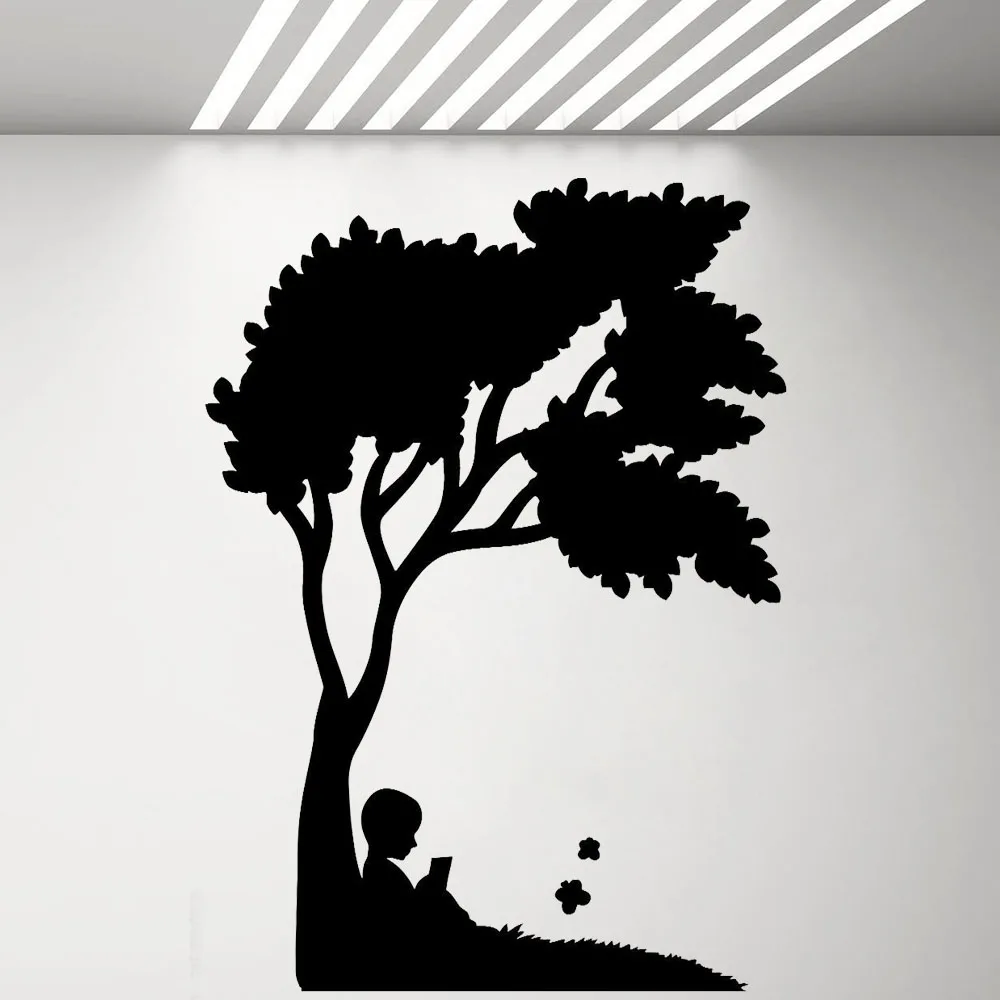 Маленький мальчик читает книгу стикер на стену для детей спальни классной