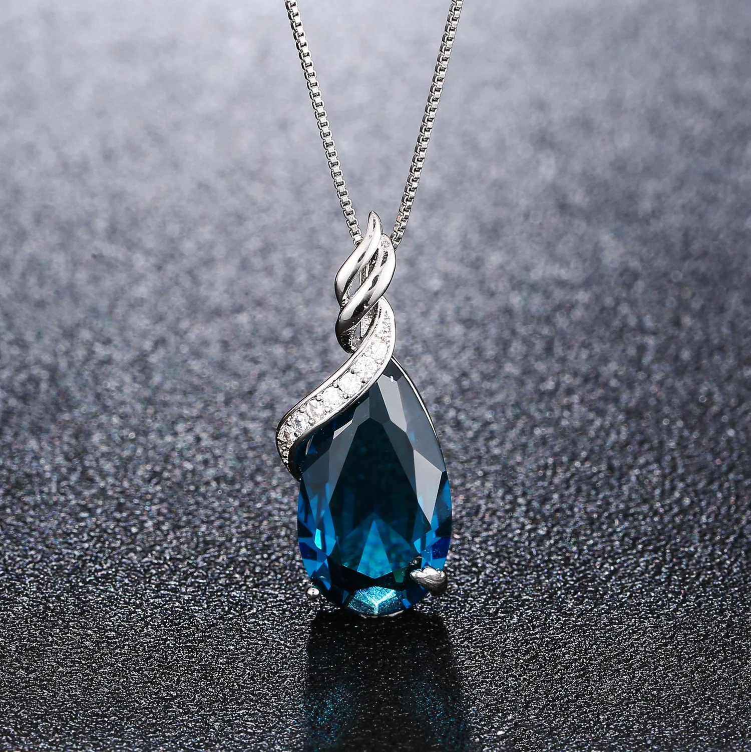 

Fashion Jewelry Drop Shaped Sapphire Blue Crystal Natural Topaz Pendant Necklace Pendant Female