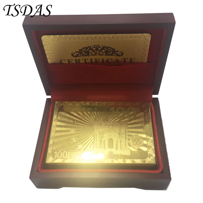 Игральные карты из золотой фольги в коричневой деревянной коробке с