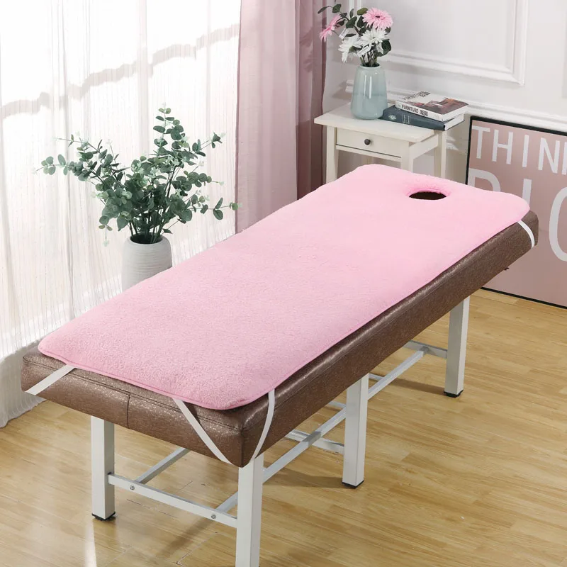 Накидка для кушетки массажного стола в салоне красоты с отверстием для дыхания.