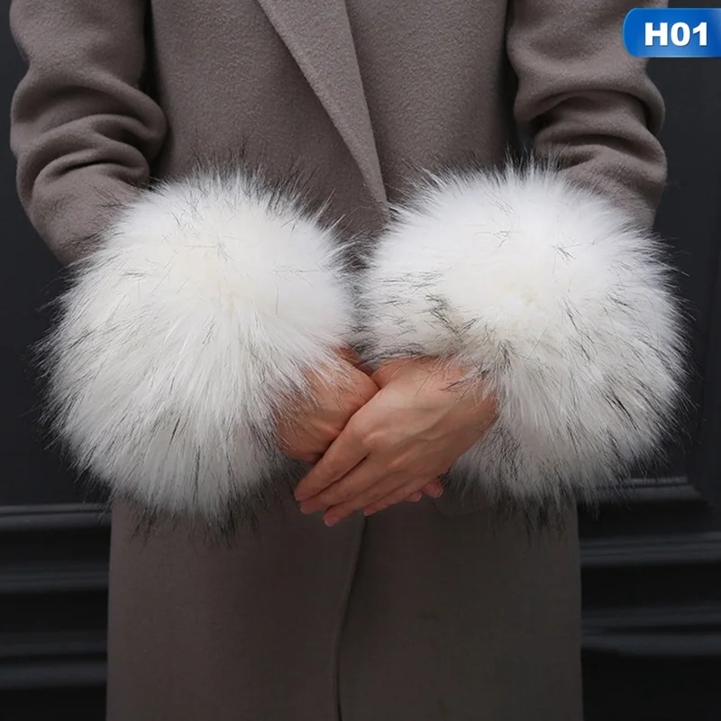 Женский комплект из браслета с манжетами и меховым нарукавником зима 2019 |