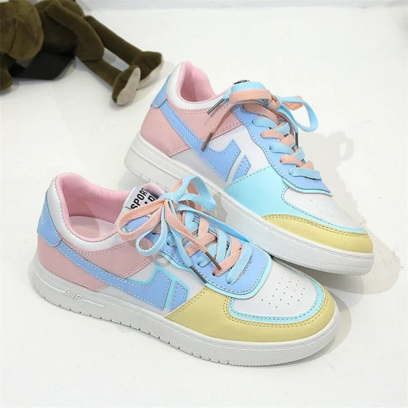 Женские кроссовки из ПУ кожи розовые на плоской вулканизированной подошве