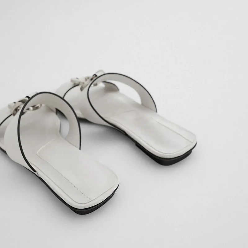 

2021 Summer Women's Shoes Flat Sandals and Slippers New Chain Leather White Outer Wear Net Red Big Buckle Low Heel Beach Shoes