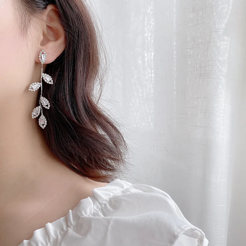 

Super fairy crystal diamond bling flash long tassel earrings female retro European and American willow earrings exaggerated earr