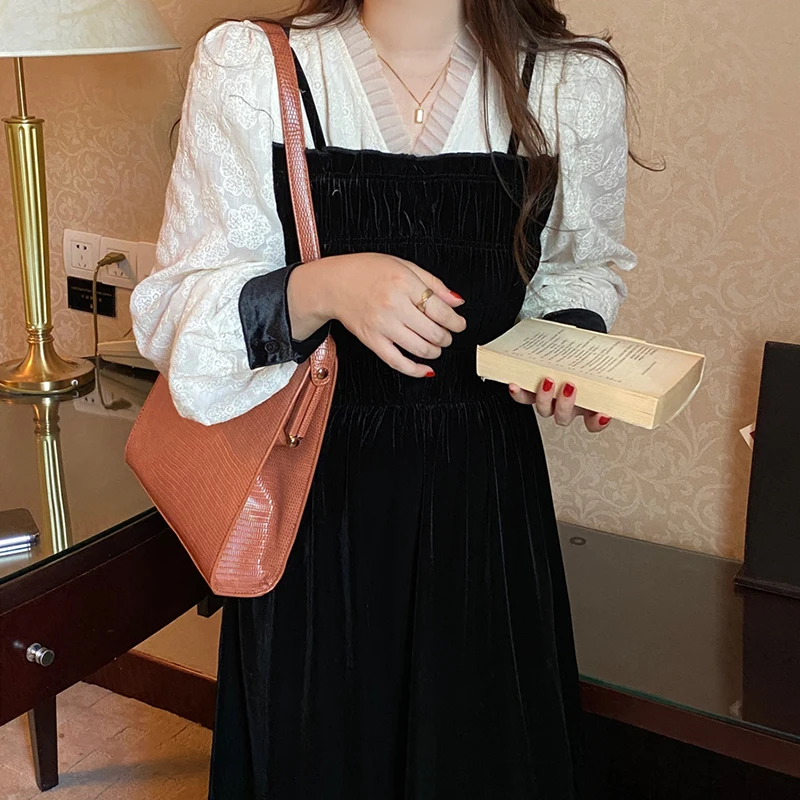 

Woman Dress 2021 New Korean Fashion Elegant Temperament Lace V-neck Stitching Contrast Design Sling Waist Long Velvet Dresses