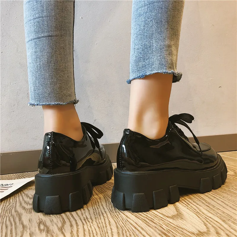 Женские туфли из лакированной кожи ADBOOV черные повседневные на плоской платформе