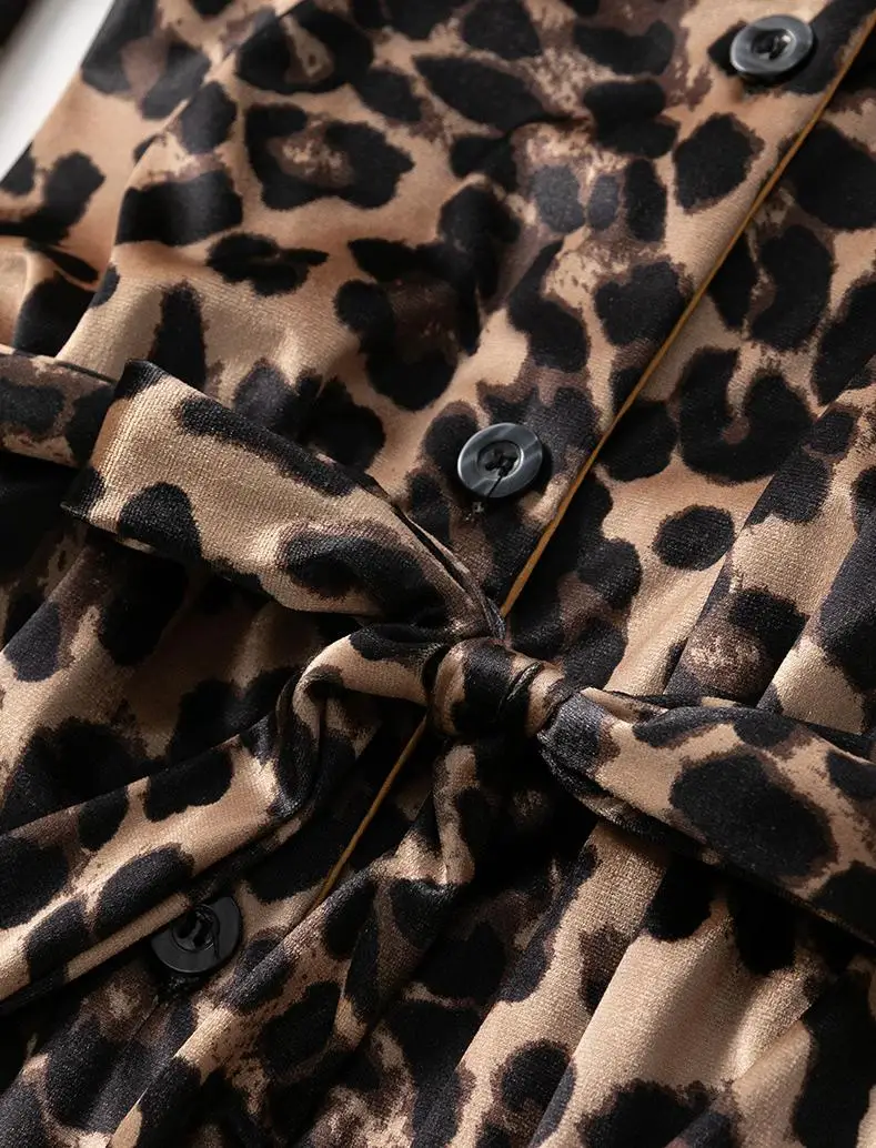 Женская ночная рубашка laметрической формы велюровая с отложным воротником