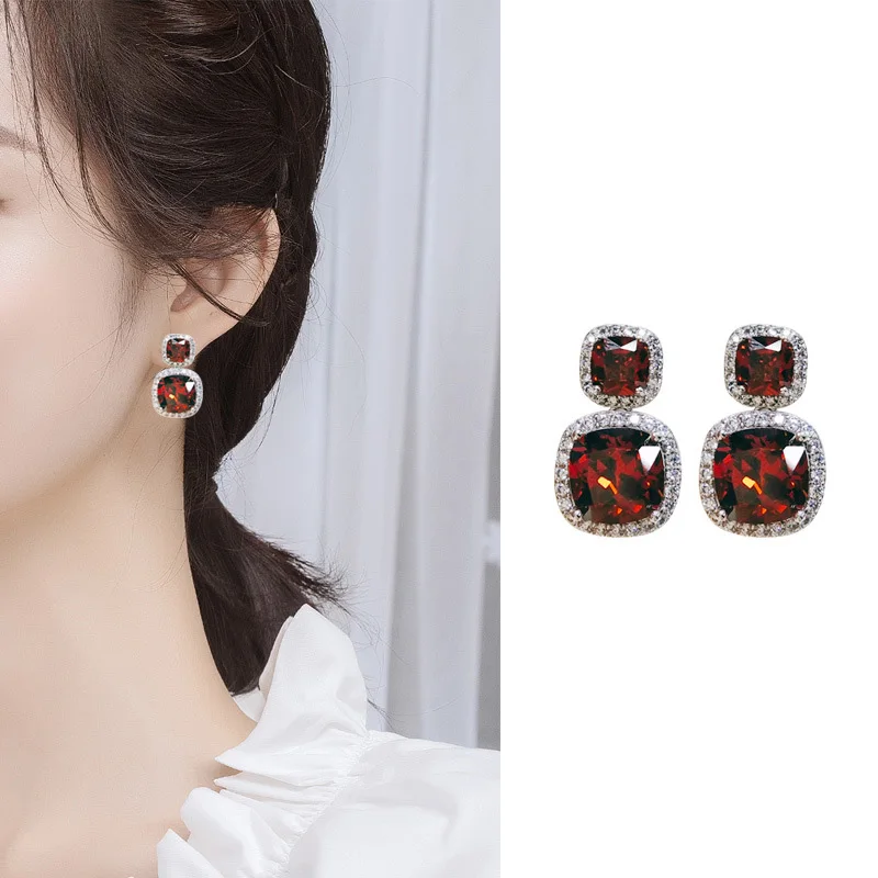 

2020 new bloody romantic zircon hypoallergenic crystal earrings Garnet super silver stud earrings Women's fashion ruby earring