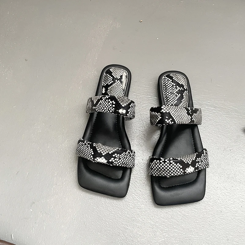 

2021 Summer New Women's Flat Slippers Stylish Outer Wear Beach Slippers Fashion Shoes Slippers