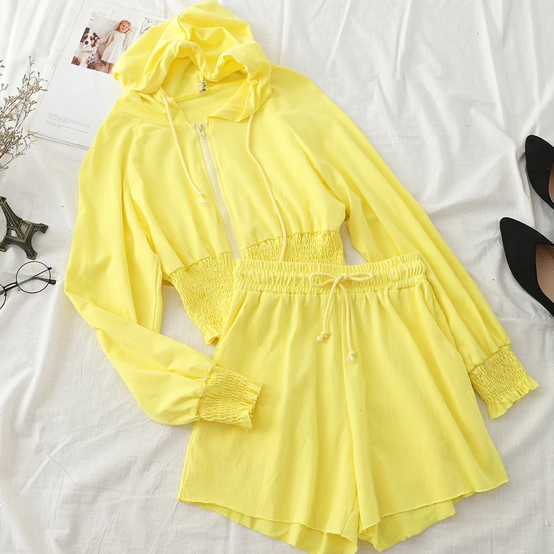 Женский костюм из двух предметов свитшот с капюшоном и шорты эластичной талией