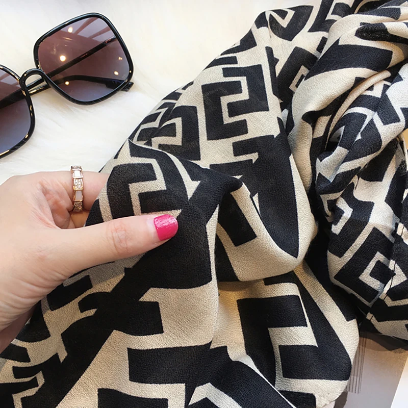 

2021 Brand Autumn winter women beach quality shawl cotton scarf lady fashion scarves bandana pashmina wrap hijab muffler