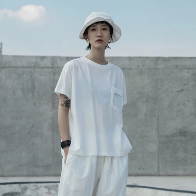 Свободная футболка с коротким рукавом и разрезом на карманах от дизайнеров в