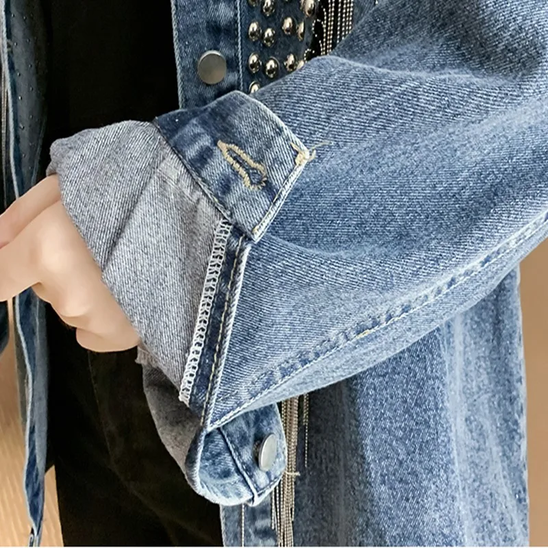 Женская джинсовая куртка с заклепками однобортная бахромой и отложным