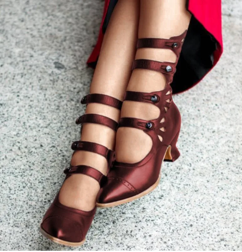 Женская обувь в готическом средневековом ретро стиле со шнуровкой виде листьев